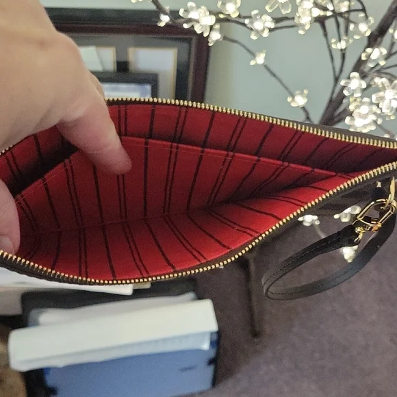 Louis Vuitton Brown Wallet with Iconic Damier Pattern - Picture 2 of 8